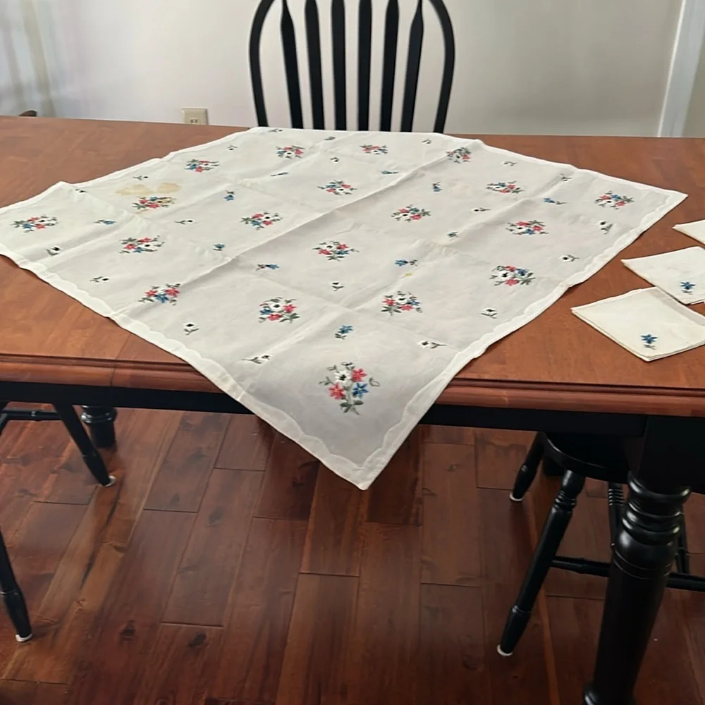Beautifully embroidered tablecloth made in Switzerland with 4 napkins
